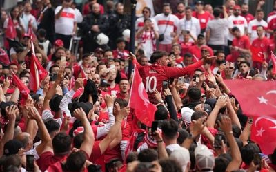 Sokaklar kırmızı-beyaz! Almanya’dan renkli görüntüler