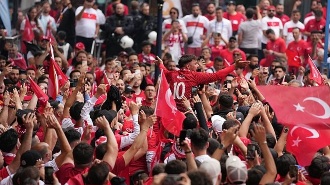 Sokaklar kırmızı-beyaz! Almanya’dan renkli görüntüler