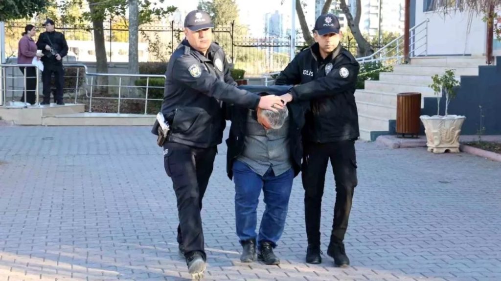  adana'da kuyumcu soymaya Çalışan Şüpheli, panik butonu sayesinde polis tarafından yakalandı
