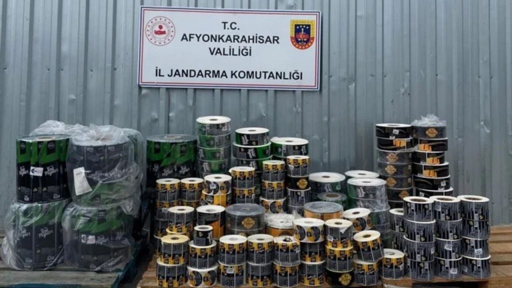 afyonkarahisar’da taklit peynir Üretimi yapan tesise baskın 30 ton kaşar ve beyaz peynir ele geçirildi