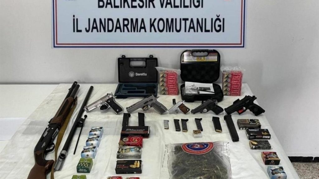balıkesir’de yasa dışı silah ve mühimmat operasyonu 3 kişi gözaltına alındı