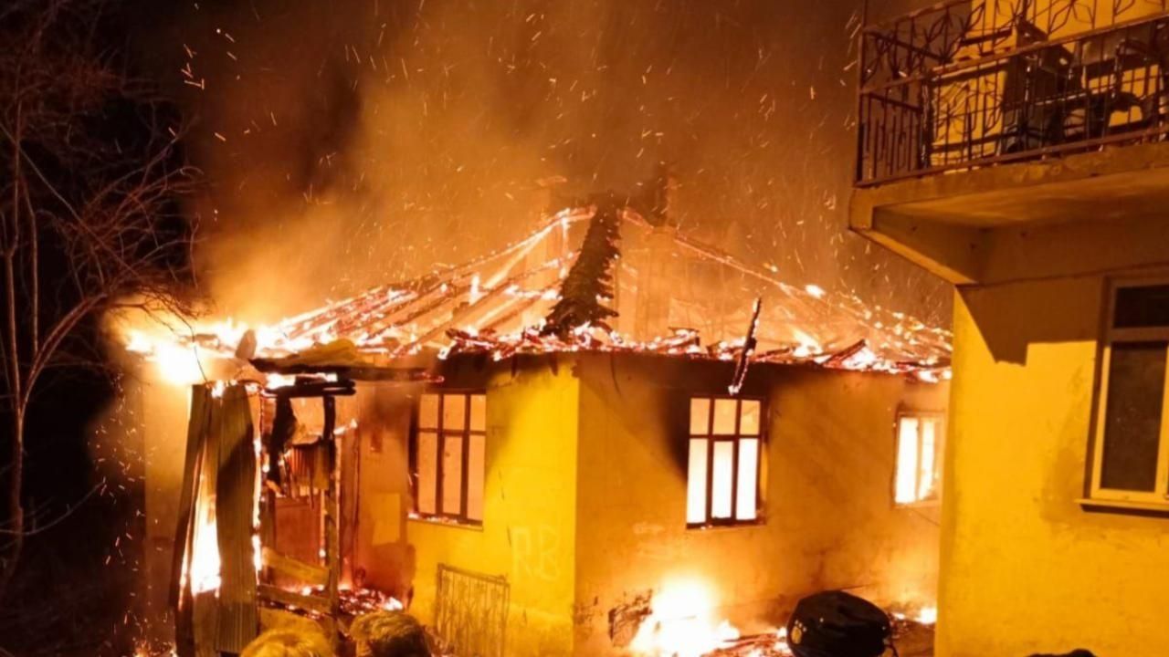 düzce'nin yığılca İlçesinde 2 katlı bina alevlere teslim oldu İtfaiye ekipleri zor anlar yaşadı