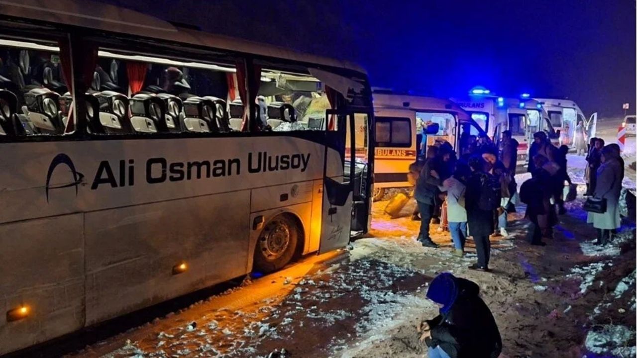 gümüşhane’de yolcu otobüsü kaza yaptı 14 yaralı, 2’si Çocuk
