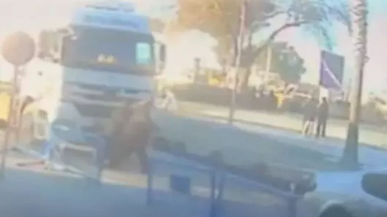 _İzmir'de 2 Yaya Hayatını Kaybetti Çimento Tankerinin Çarptığı Kadınlar Kamerada