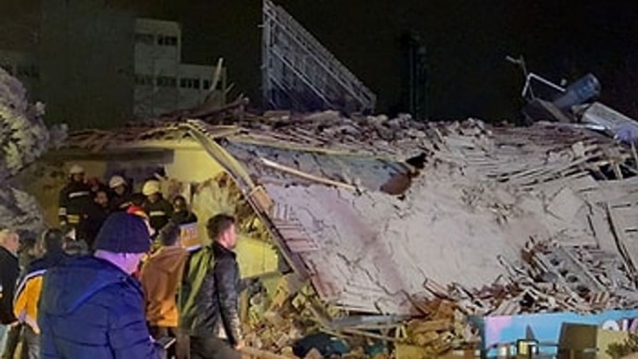 konya'da 3 katlı bina Çöktü! arama kurtarma Çalışmaları devam ediyor