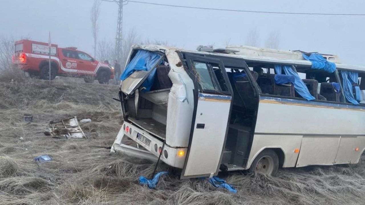 Servis Minibüsü Kaza Yaptı 1 Ölü, 16 Yaralı – Malatya'da Sis ve Buzlanma Faciası