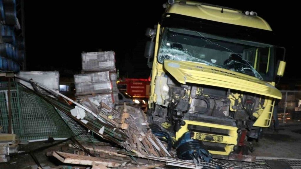 tır, taşova'da İnşaat malzemeleri satılan İş yerine daldı o anlar kamerada