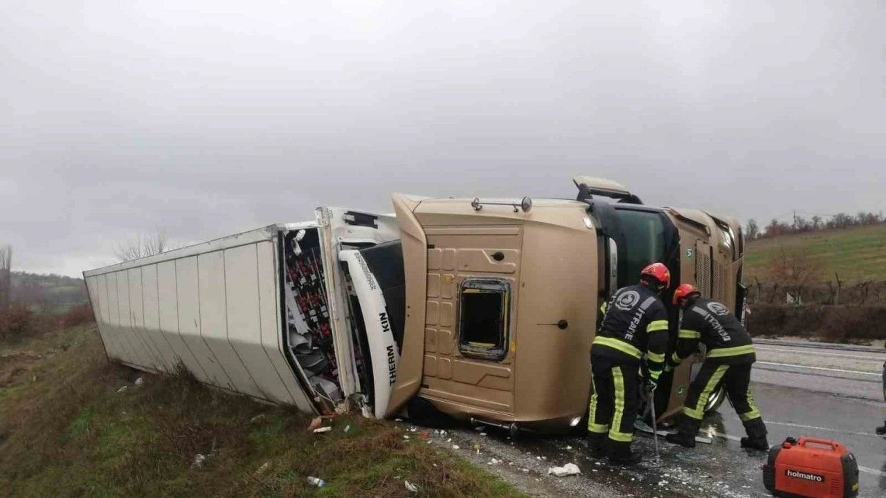 yağış nedeniyle kontrolden Çıkan tır devrildi 1 yaralı
