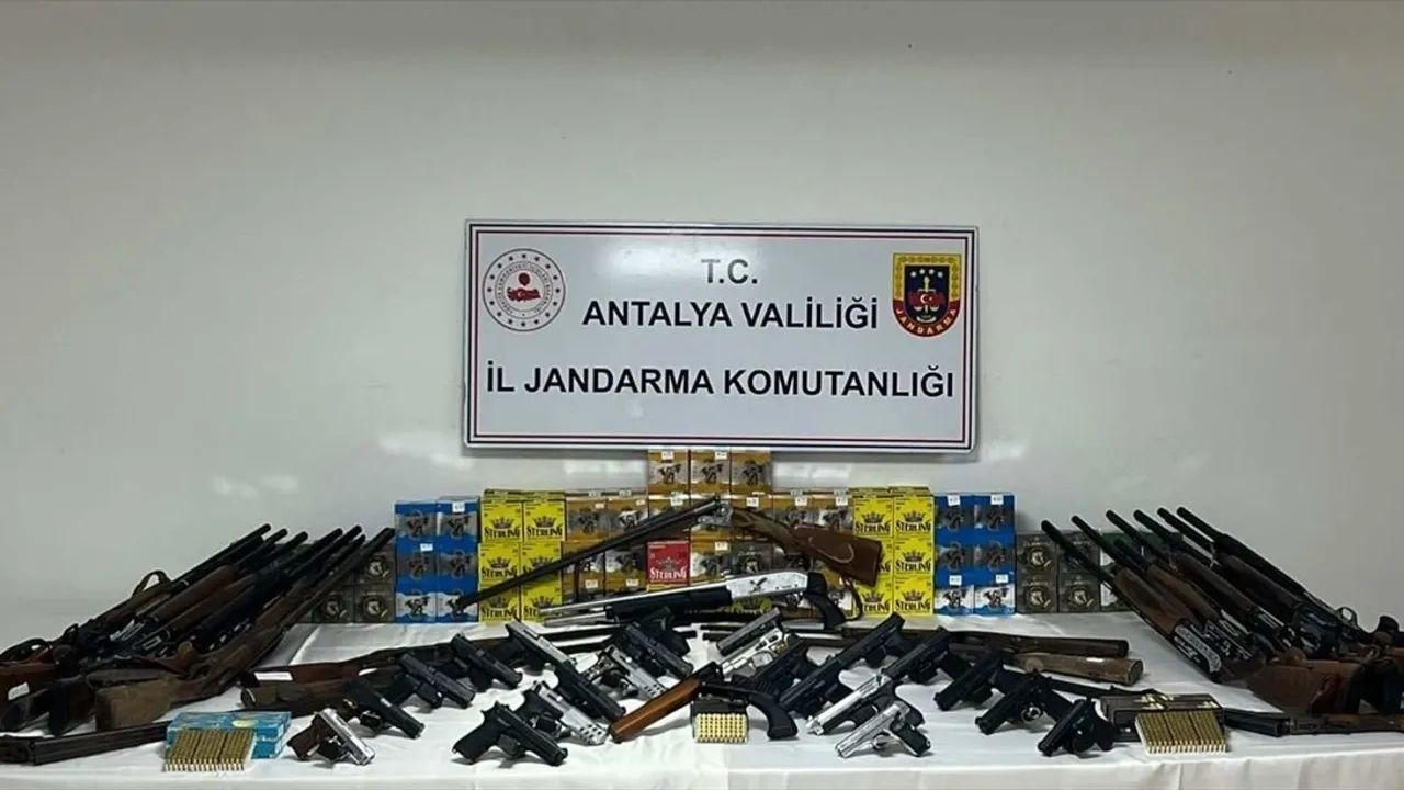 antalya'da büyük silah operasyonu 22 kişi gözaltında