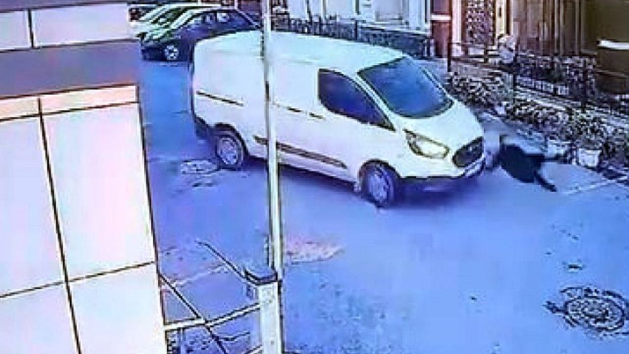 avcılar’da hafif ticari araç yayaya Çarptı, kaza güvenlik kamerasında görüntülendi
