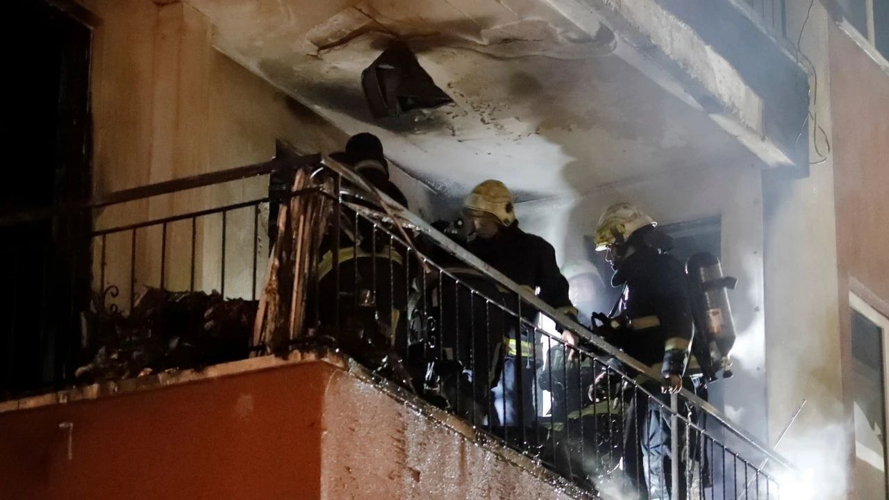 Balkondaki Telefon Bataryaları Patladı, Mahalle Sokağa Döküldü