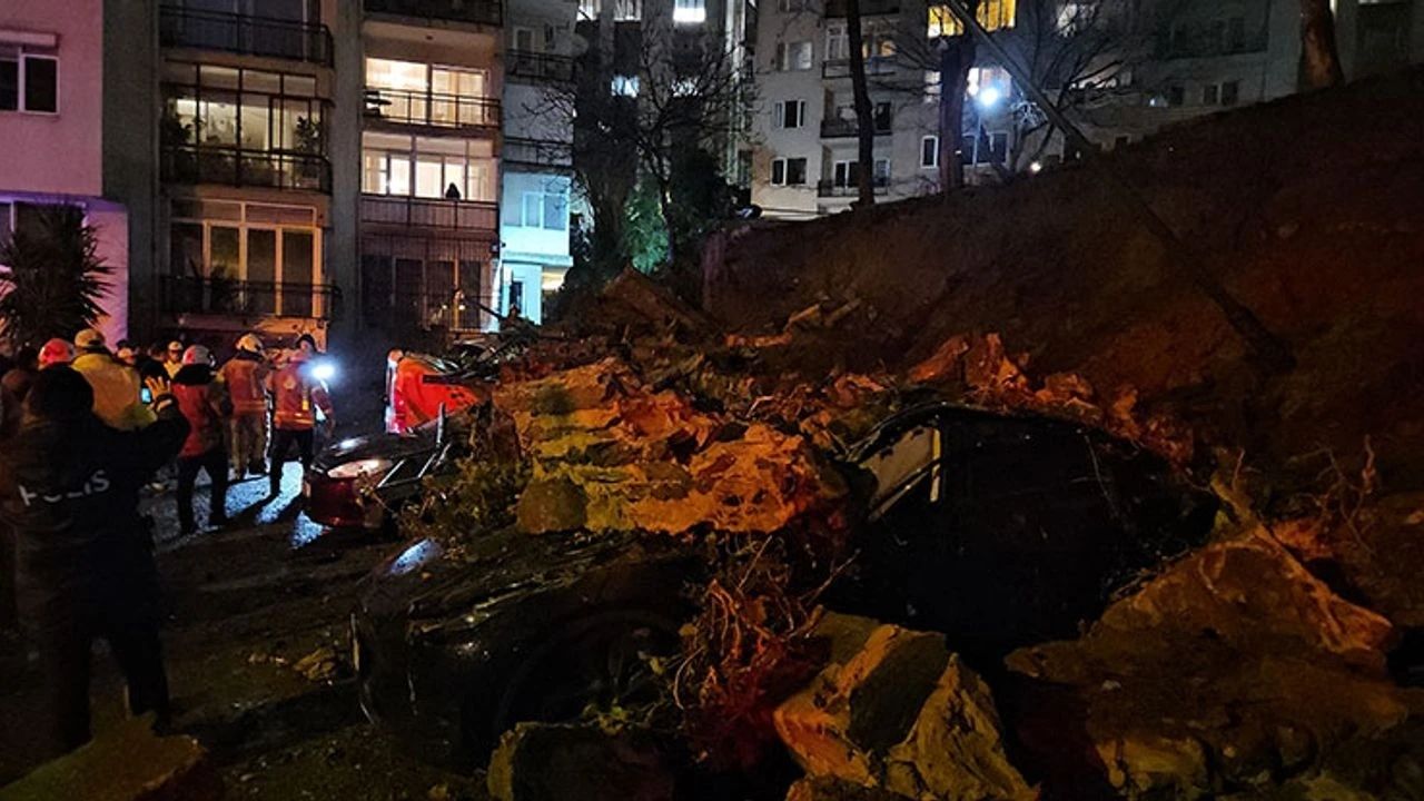beşiktaş'ta İstinat duvarı Çökerek 8 aracı enkaz altına aldı