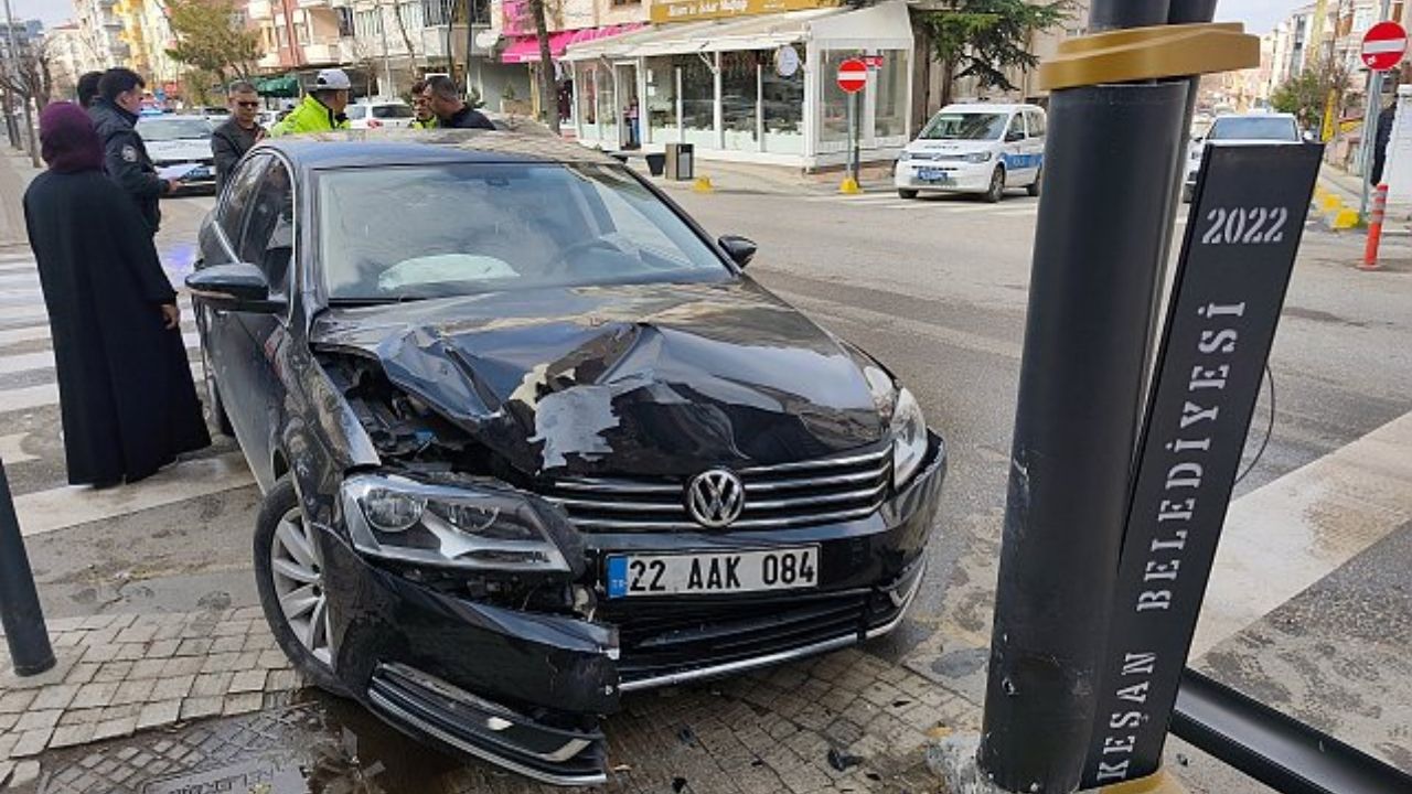 edirne'de trafik kazası kamyonete Çarpmamak İçin manevra yapan sürücü direğe Çarptı