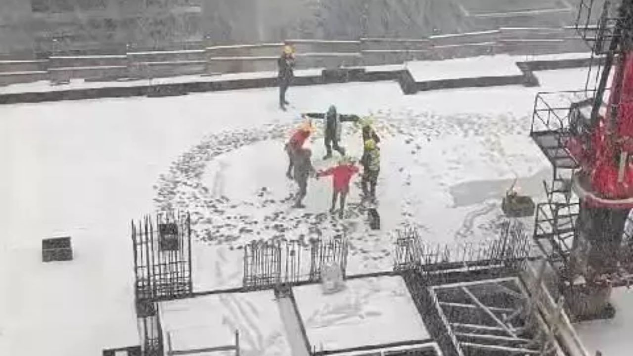 İnşaat İşçileri Kar Altında Horon Tepti