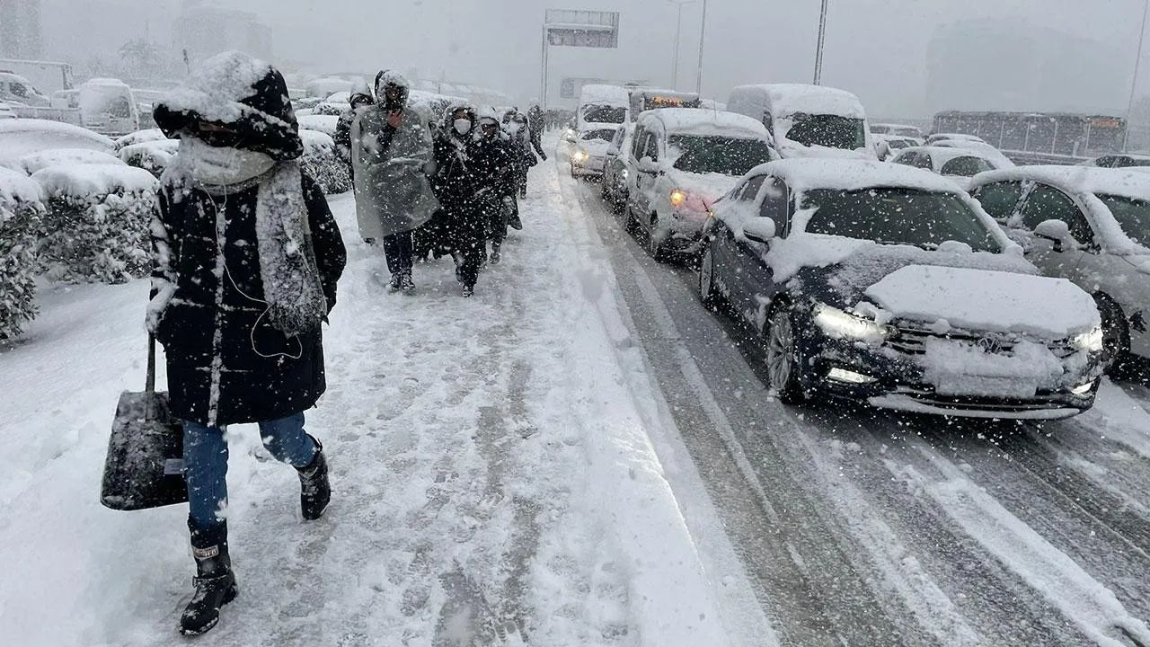 İstanbul'da Kar Yağışı 2 İlçede Okullar Tatil Edildi