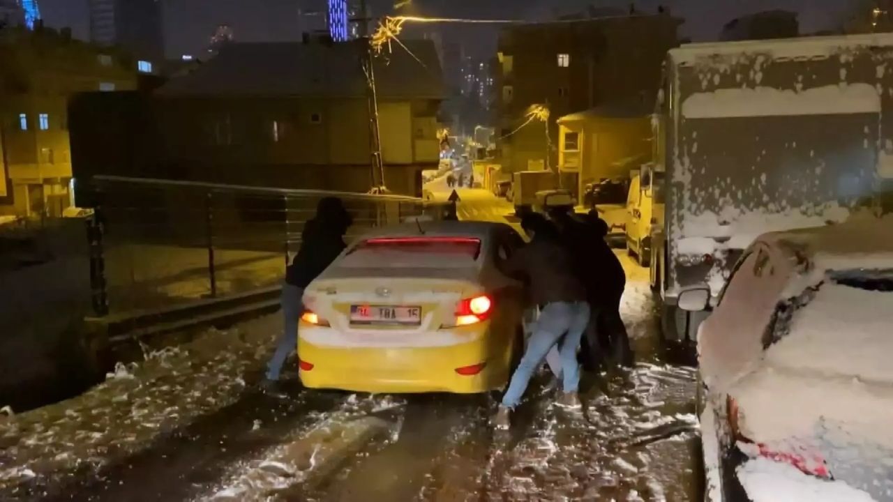 İstanbul'da kar yağışı trafikte zor anlar yaşattı