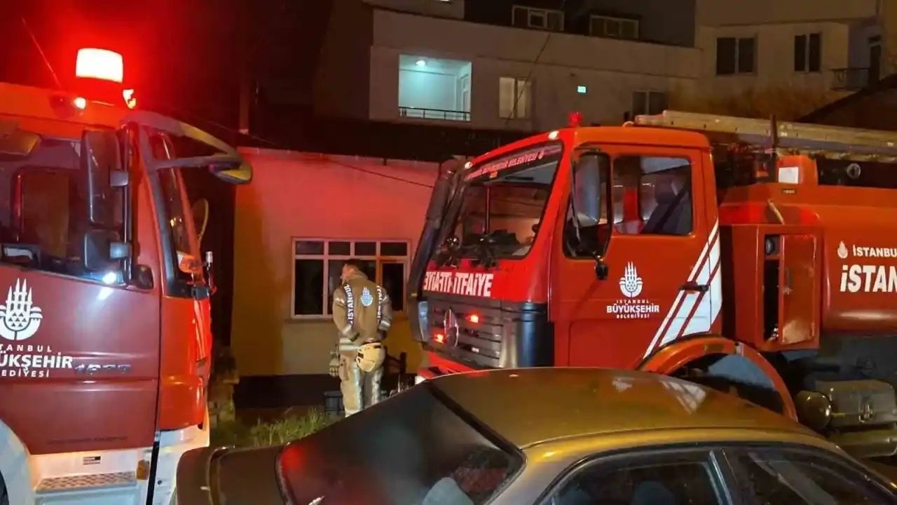 küçükçekmece'de 2 katlı binada yangın Çıktı! mahsur kalanlar yardım bekliyor
