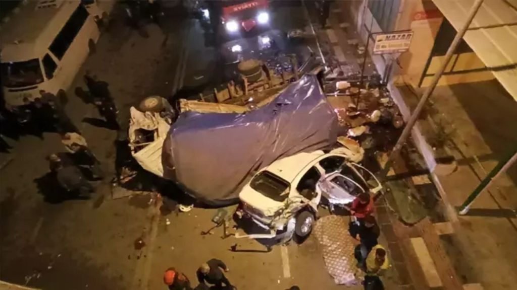 Şanliurfa'da fecİ kaza kamyon Üst geÇİtten dÜŞtÜ, 3 ÖlÜ, 22 yarali