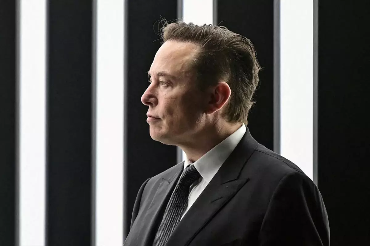 elon-musk-in-departmaninda-calisan-21-kisi-istifa-18409780_6160_amp.jpg