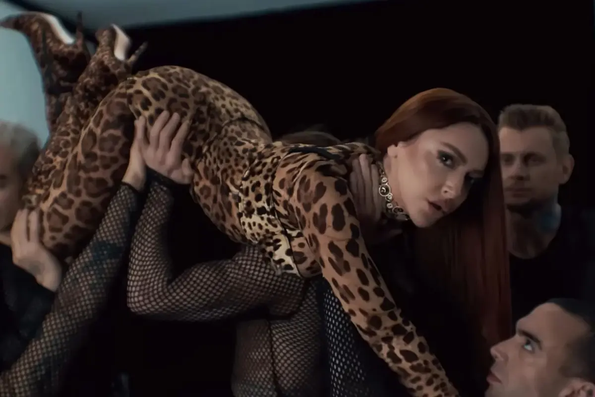 hadise-nin-cesur-klibi-yorum-yagdi-firtinam-in-18398887_4964_amp.jpg