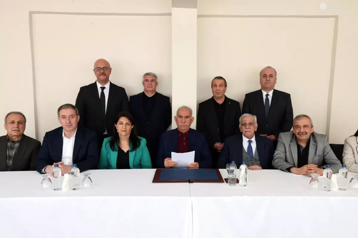 ocalan-in-yillar-sonra-yayimlanan-fotografinda-18414356_9662_amp.jpg