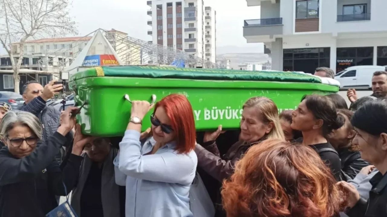 Eşi tarafından öldürülen Sevcan'ın tabutunu kadınlar taşıdı