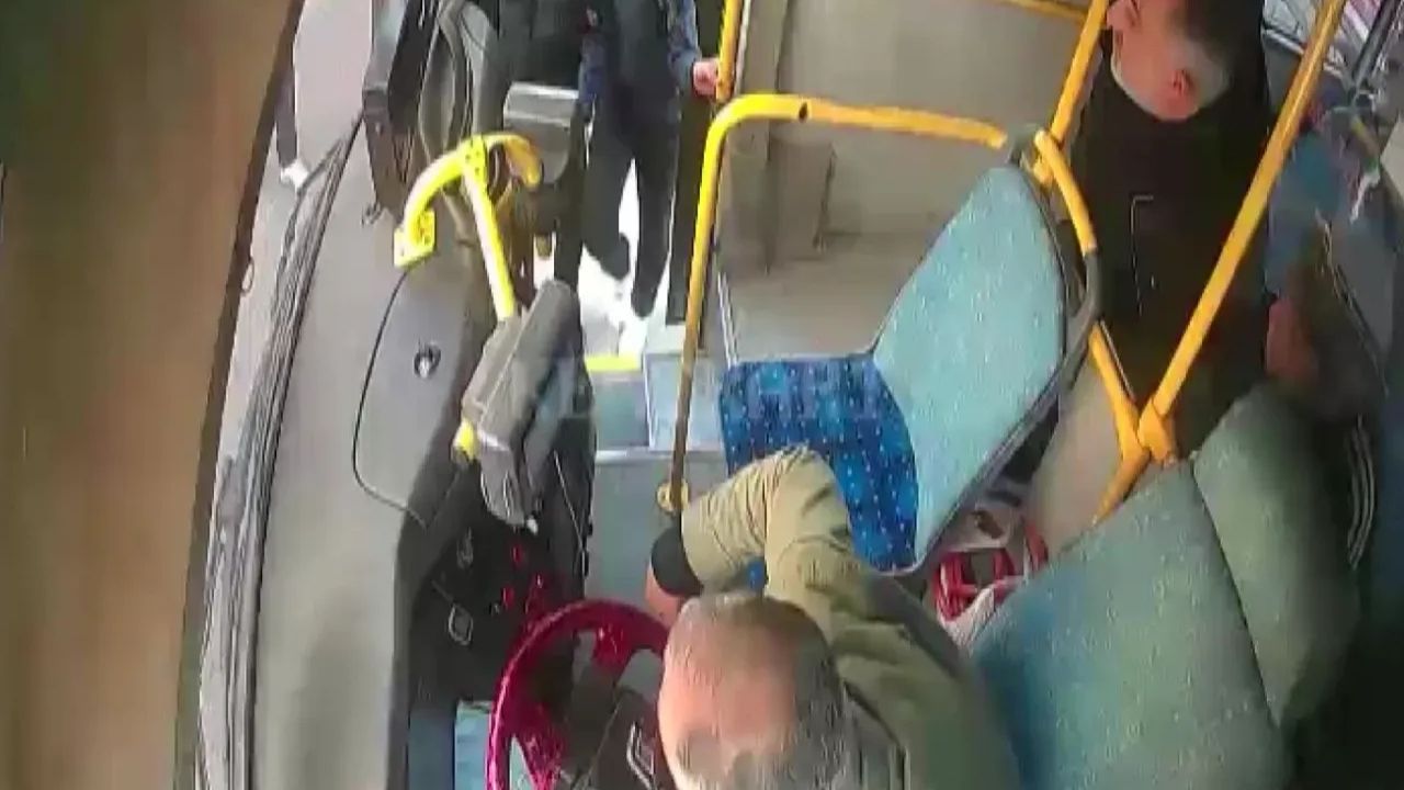 Okuldan çıkan öğrenciler arasında bıçaklı kavga çıktı, otobüs şoförü müdahale etti