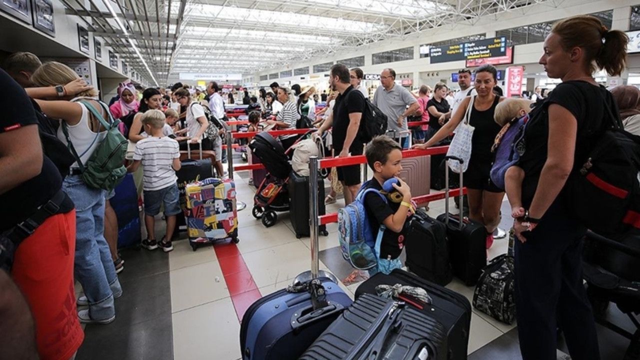 Sabiha Gökçen Havalimanı'nda Pasaport Sistemi Arızalandı, Yolcular Beklemede