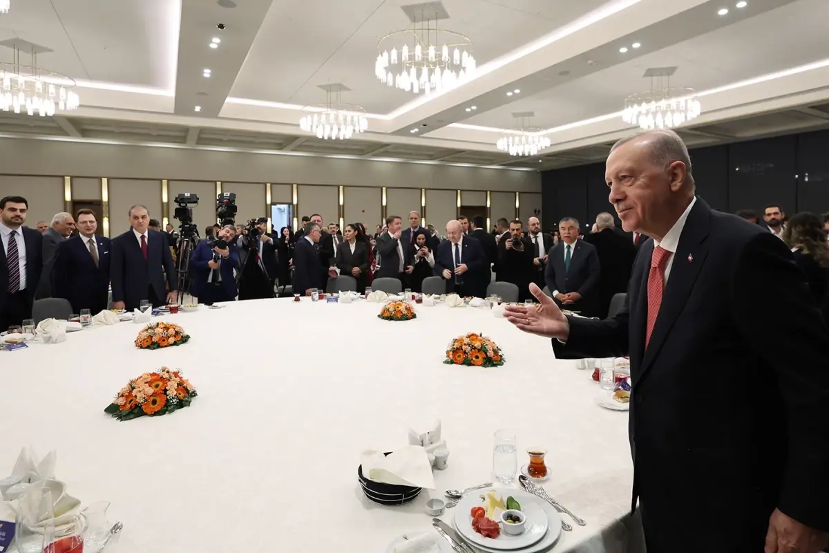 imamoglu-sorusturmasi-ak-parti-kulislerinde-nasil-18466334_560_amp.jpg