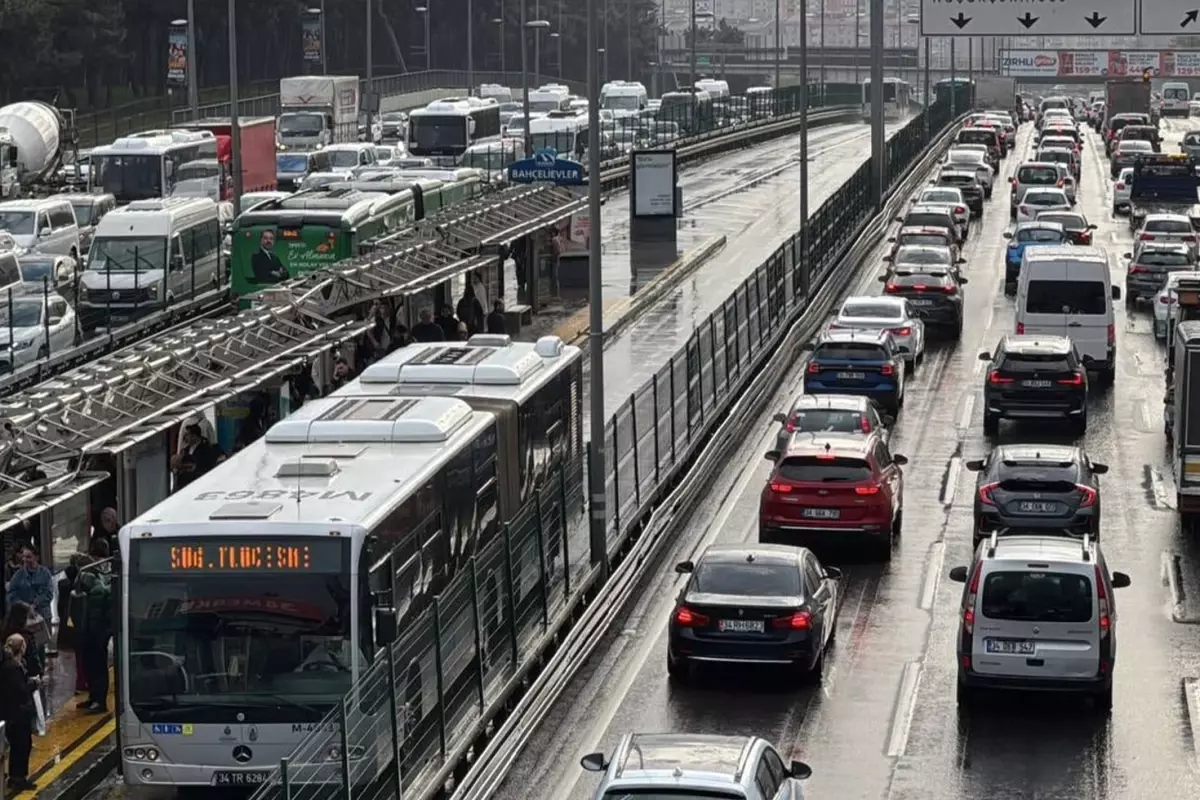 istanbul-da-trafik-yogunlugu-bayram-tatilinin-de-18481809_44_amp.jpg