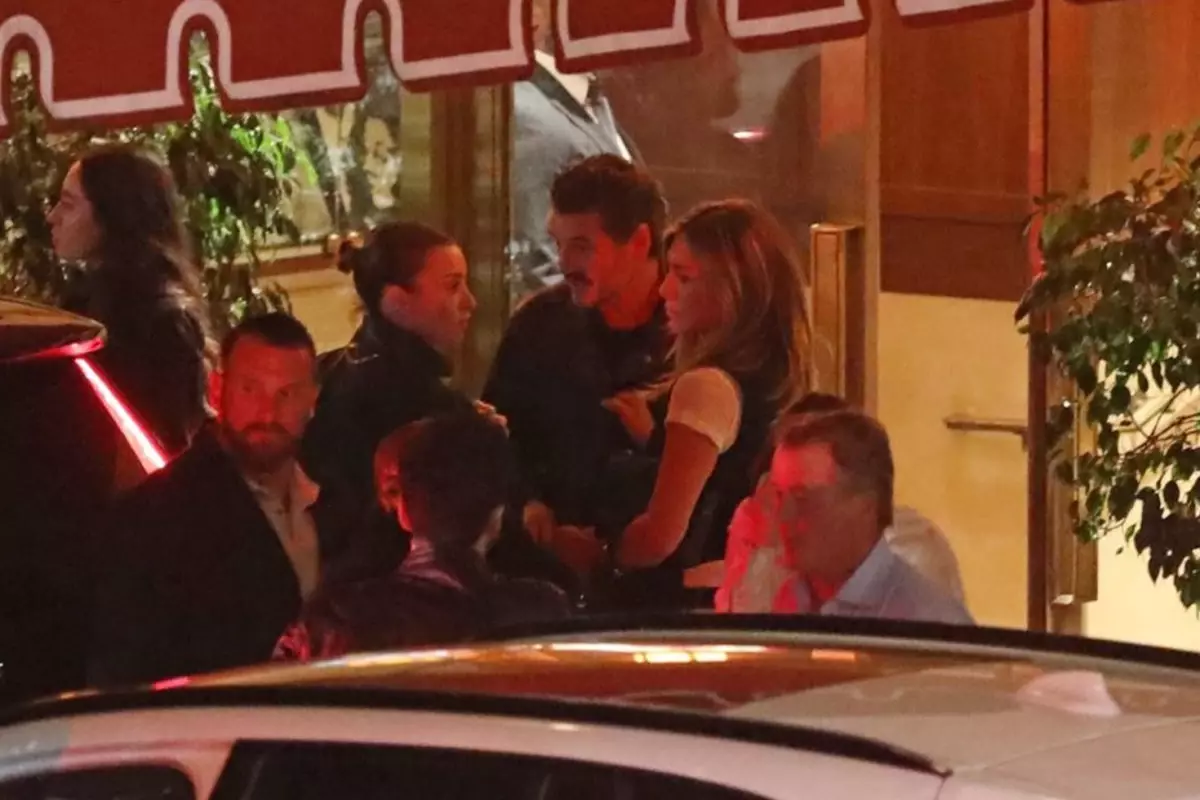 jennifer-aniston-unlu-oyuncuyla-yemek-yerken-18470819_8752_amp.jpg