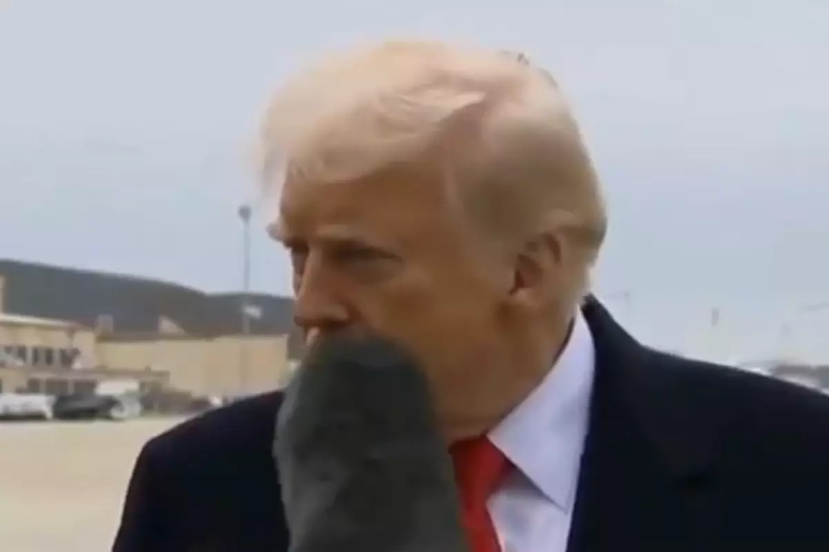 trump-in-agzina-mikrofon-carpti-once-durdu-sonra-18451725_3851_amp.jpg