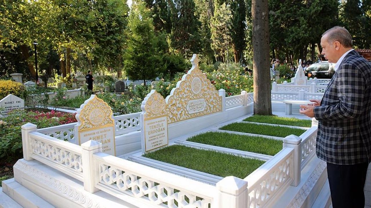 Erdoğan, anne ve babasının mezarını ziyaret etti