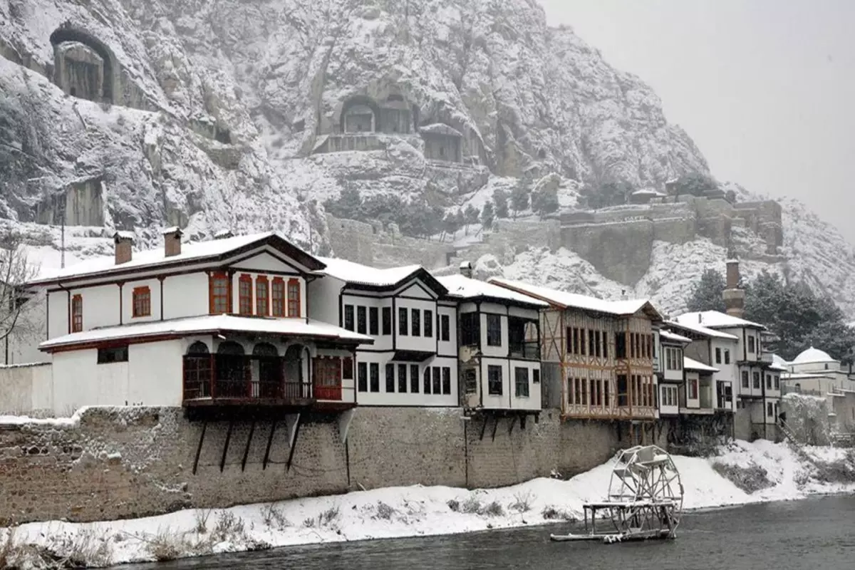 amasya-nin-yuksek-kesimlerinde-kar-yagisi-etkili-18573475_9552_amp.jpg