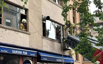 Beyoğlu’nda Yangın: İki Kişi İtfaiye Ekiplerince Kurtarıldı