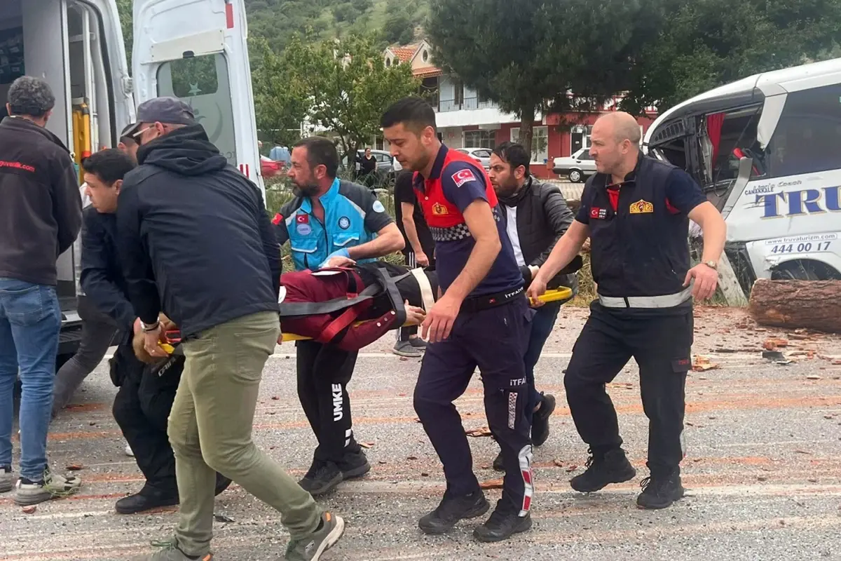 canakkale-de-yolcu-otobusunun-de-karistigi-18610456_8036_amp.jpg