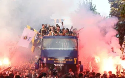 Fenerbahçe taraftarıyla Euroleague zaferini kutladı
