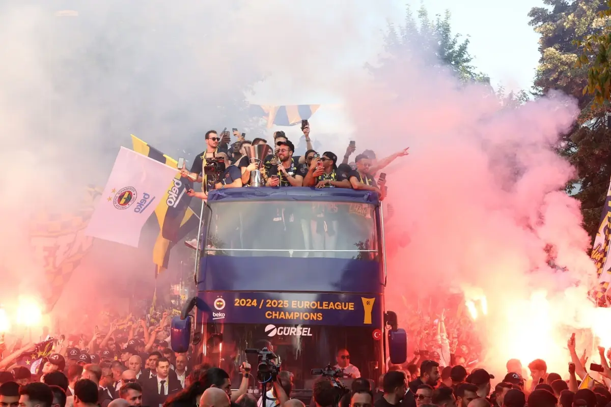 fenerbahce-euroleague-sampiyonlugunu-taraftariyla-18677639_5052_amp.jpg