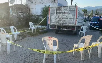4 yaşındaki Enes Çelebi, tırmandığı kamyonet kasasından düşerek hayatını kaybetti.