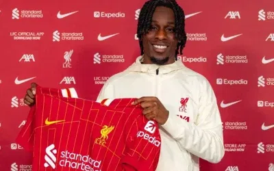 Liverpool, Arnold’un ayrılmasının ardından yeni sağ beğini duyurdu.