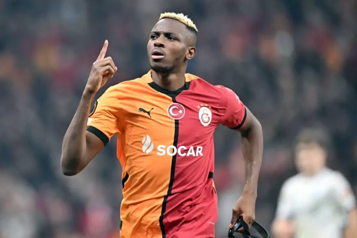 victor-osimhen-galatasaray-taraftarlari-ile-18588959_3251_amp.jpg