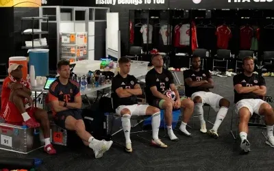 Bayern Münih’in yedekleri sıcak hava nedeniyle maçı soyunma odasında izledi