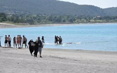 Salda Gölü’nde genç kız boğulma tehlikesi yaşadı