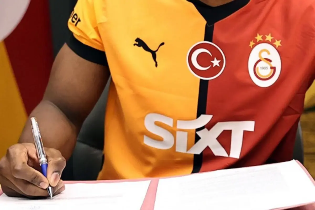 sampiyonluk-sevinci-kursaginda-kaldi-galatasaray-18717192_7006_amp.jpg