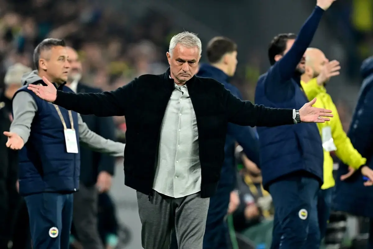 yildiz-futbolcuyla-konusan-jose-mourinho-tek-18797610_5183_amp.jpg