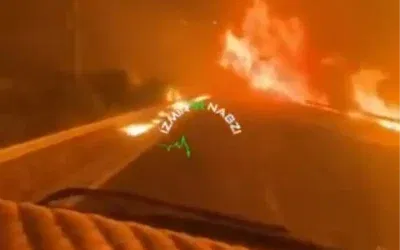 Alevler arasından hızla geçen araç