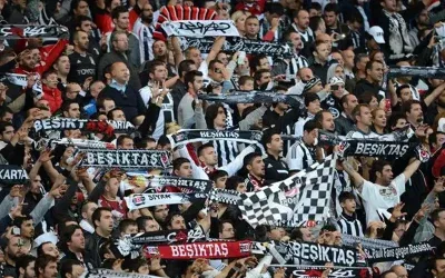 Beşiktaş tribünlerinde ayrışan tezahüratlar