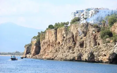 Falezlerden düşen genç turist öldü.