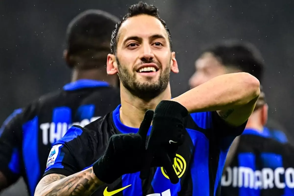 gece-yarisi-paylasim-geldi-fenerbahce-den-hakan-18862650_6430_amp.jpg