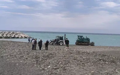 Kadın iş makinesinin altında kalarak yaşamını yitirdi.